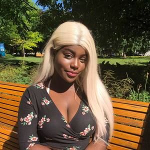 Meet your Posher, Hilary